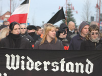 Junge Frauen auf einer rechtsextremen Demonstration im niedersächsischen Celle.