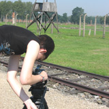 Jugendliche bei Dreharbeiten in Auschwitz-Birkenau