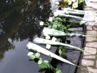 mahnmal_innen_blumen-aas