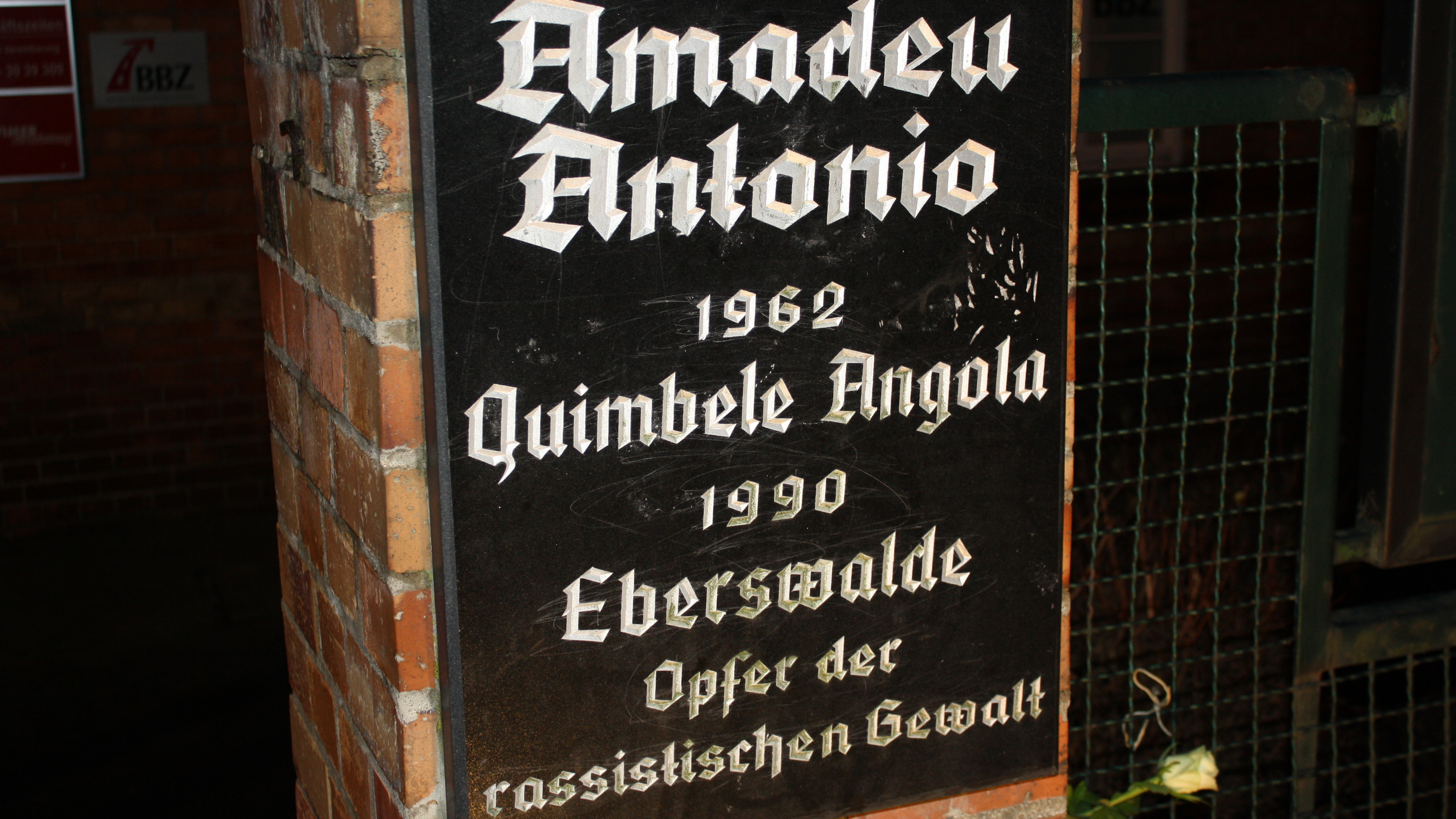 Amadeu_Antonio_Gedenktafel_16_9