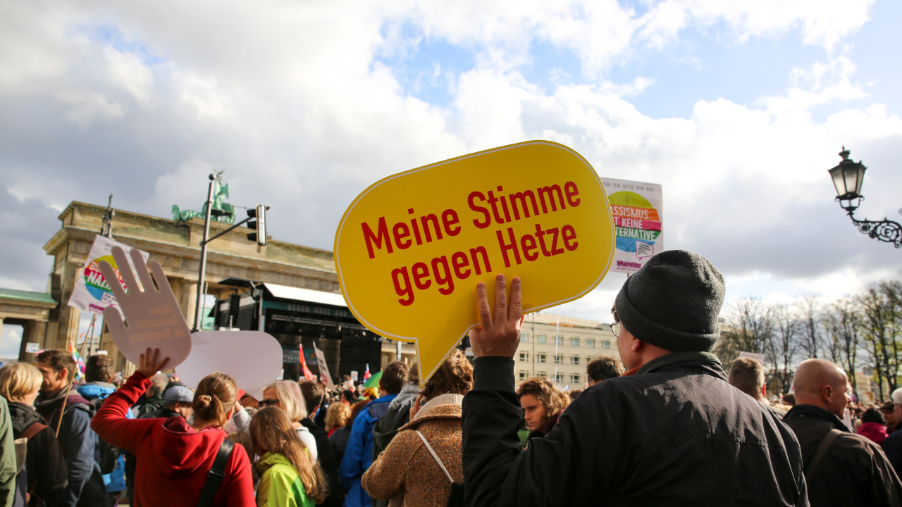 Großdemonstration Gegen Hass und Rassismus im Bundestag_Das können Sie tun (c)PMCheung_16_9