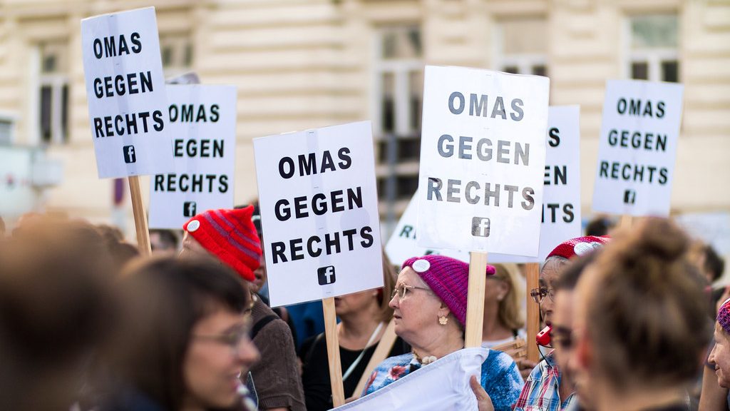 Omas gegen rechts auf einer Donnerstagsdemo