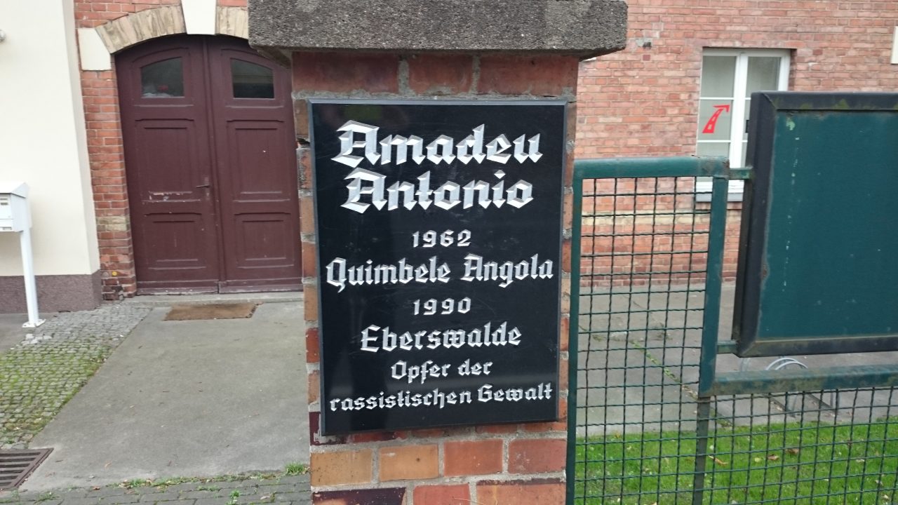 Erschlagen vom Nazi-Mob, während die Polizei zusah - Amadeu Antonio ...