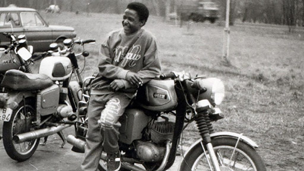 Bild: Amadeu Antonio auf Moped