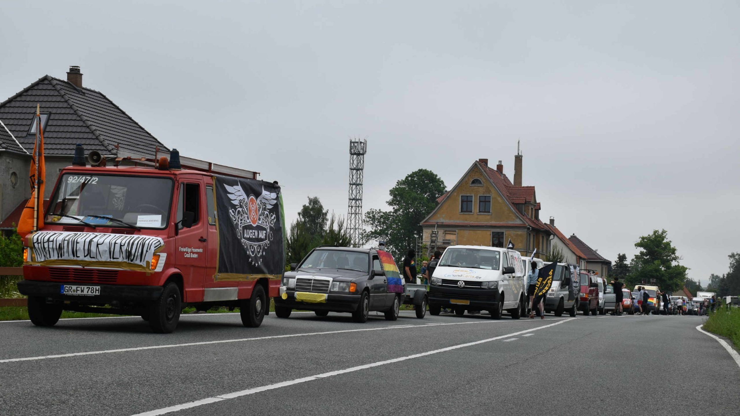 Ein bunter Autokorso mit politischen Botschaften gegen rechtsextreme Proteste fährt über die B96.