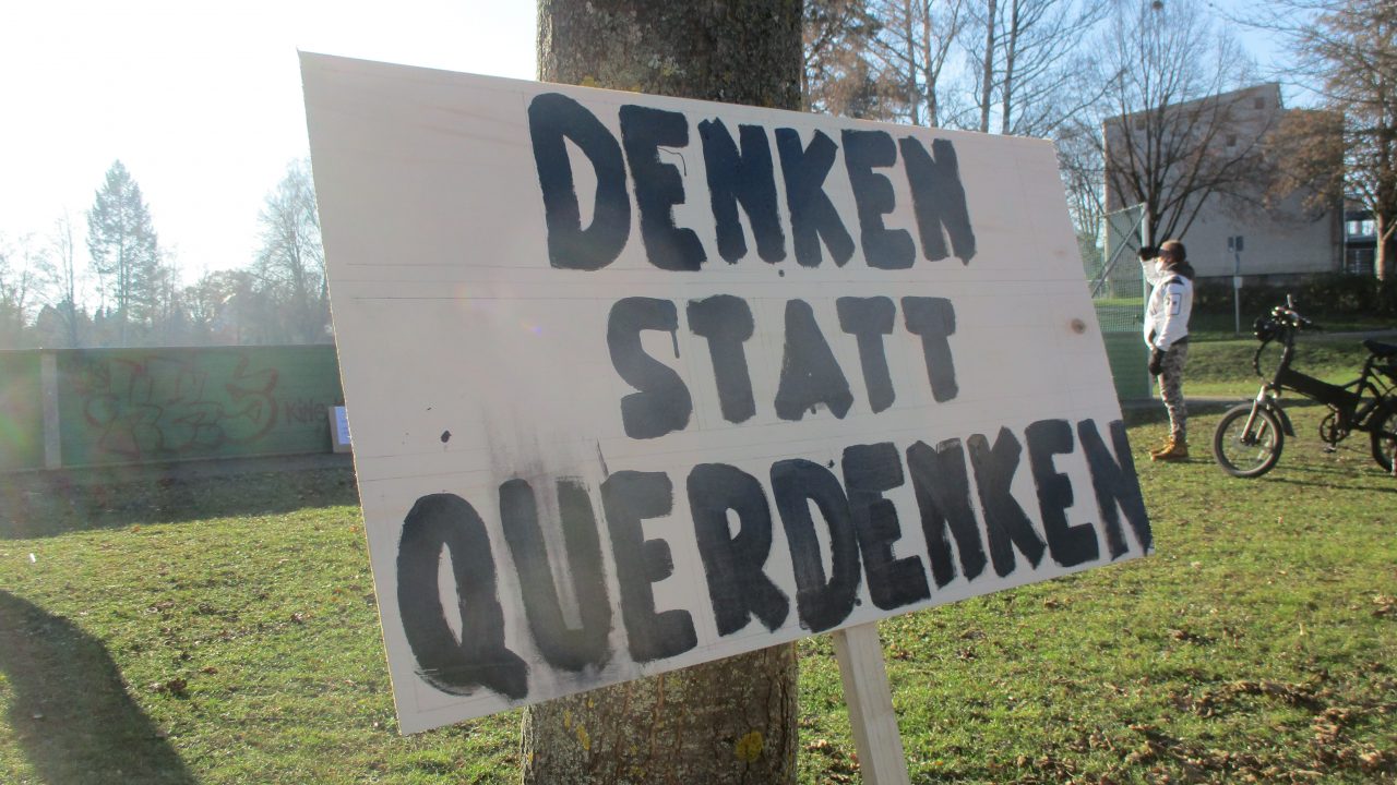 Anti-Pandemie-Leugner.28.11.20.Rottenburg.Plakat.Denken.statt_.Querdenken-1280x720