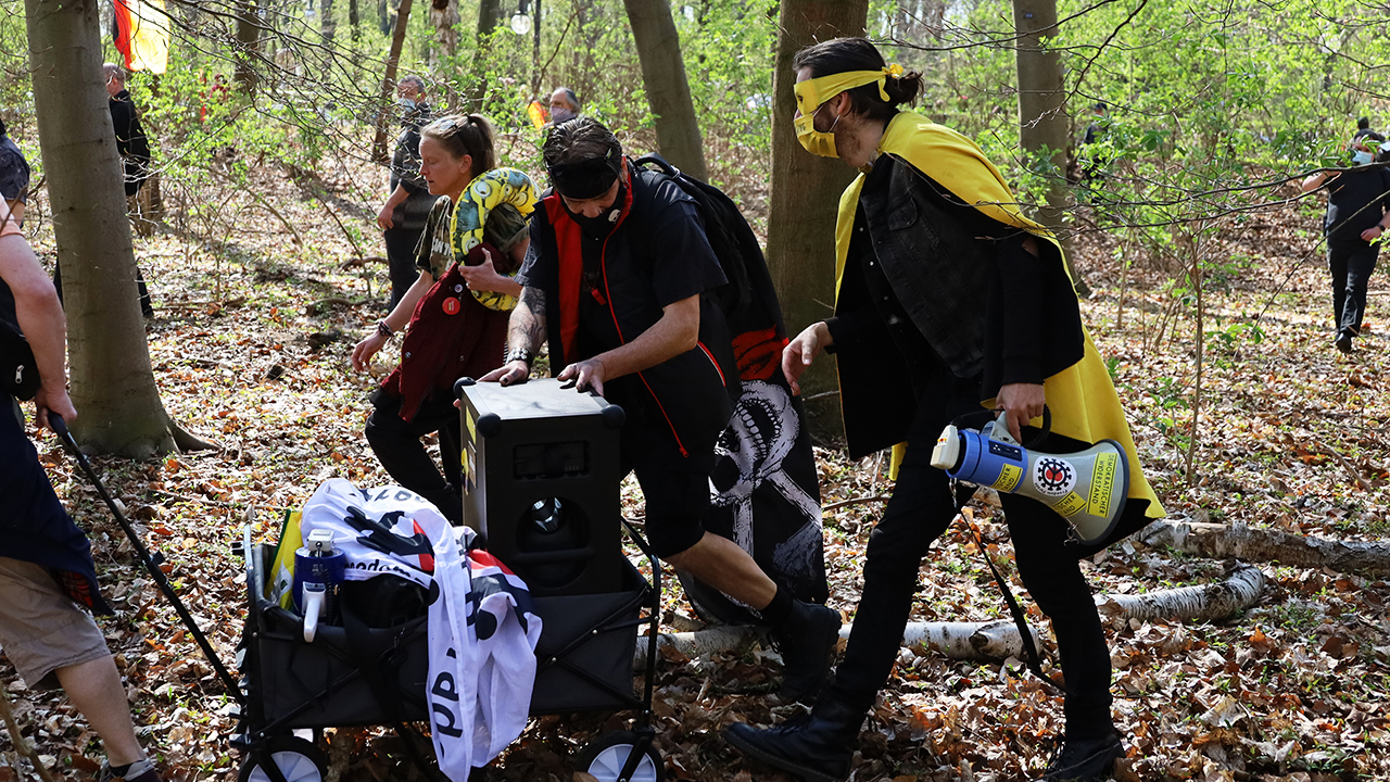 Spaziergang im Tiergarten: „Captain Future“ sucht die „Querdenken“-Demo