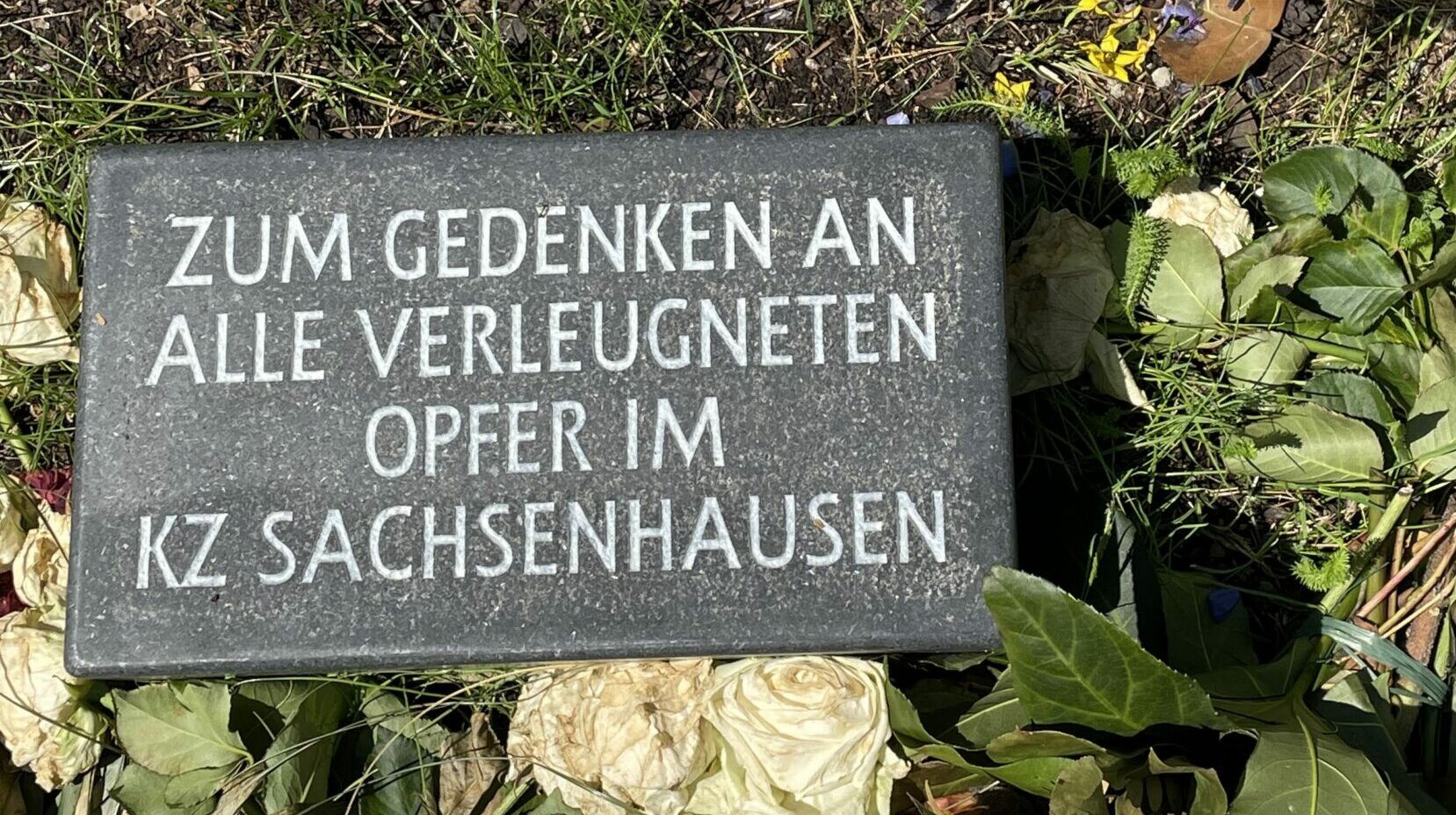 Gedenktafel in Sachsenhausen mit der Inschrift: "In Gedenken an alle verleugneten Opfer im KZ Sachsenhausen"