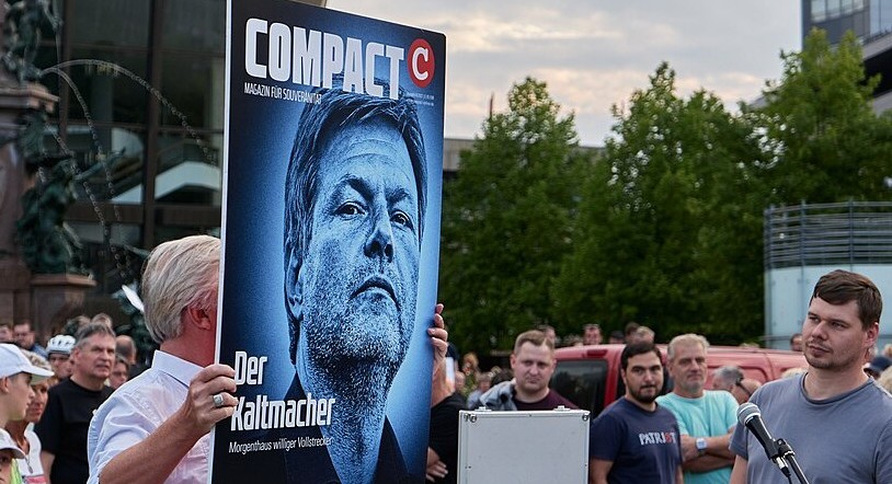 Jürgen Elsässer am 05.09.2022 auf dem Augustusplatz in Leipzig bei einer Kundgebung der »Freien Sachsen«