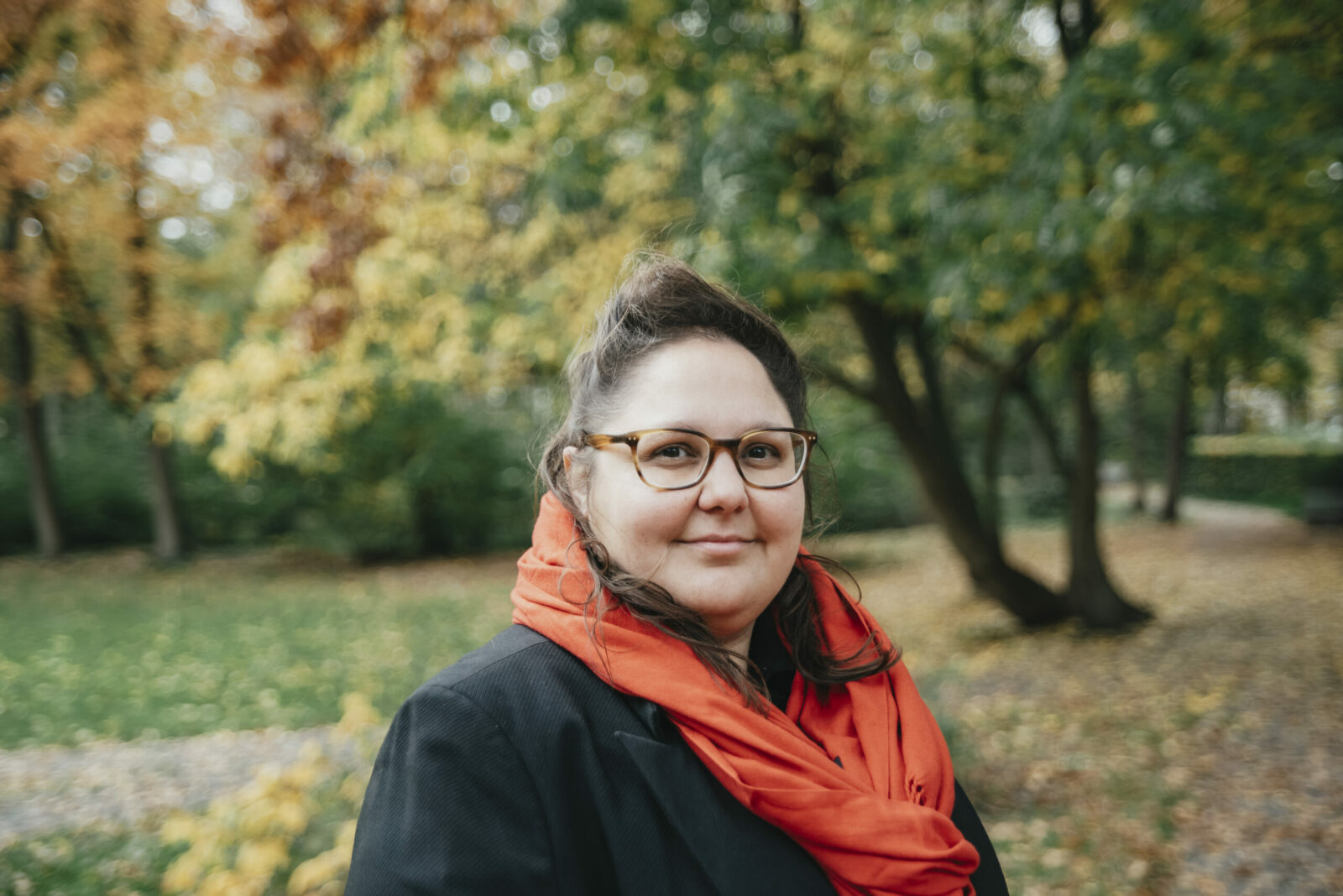 Kelly Laubinger, Vorsitzende der Bundesvereinigung der Sinti und Roma; Geschäftsführerin der Sinti Union Schleswig-Holstein, posiert am 2.11.2023 in Neumünster für ein Foto.
